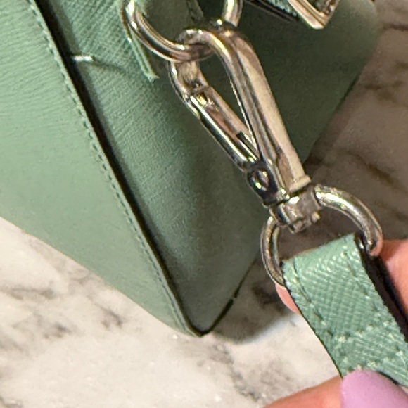 Chic Green Satchel with Structured Design and Dual Handles - Picture 8 of 9